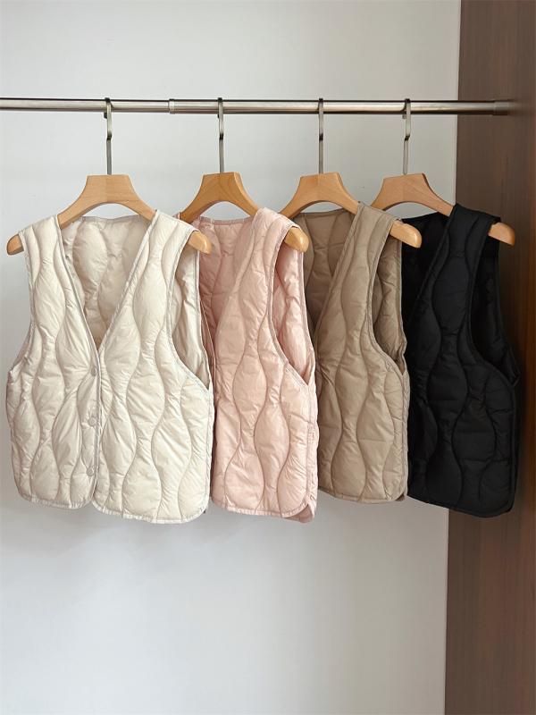 Kacsapújás pehelytöltetű mellény, V-nyakú, A-vonalú, csatos zárás, hétköznapi stílus