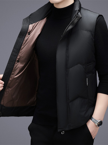 Vīriešu dūnu veste ar stāva apkakli, priekšējais rāvējslēdzējs, 86–90% dūnu saturs, 71–96 g pildījums, rudens–ziemas sezona