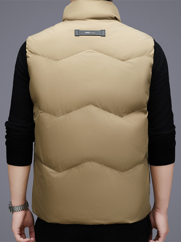 Vīriešu dūnu veste ar stāva apkakli, priekšējais rāvējslēdzējs, 86–90% dūnu saturs, 71–96 g pildījums, rudens–ziemas sezona