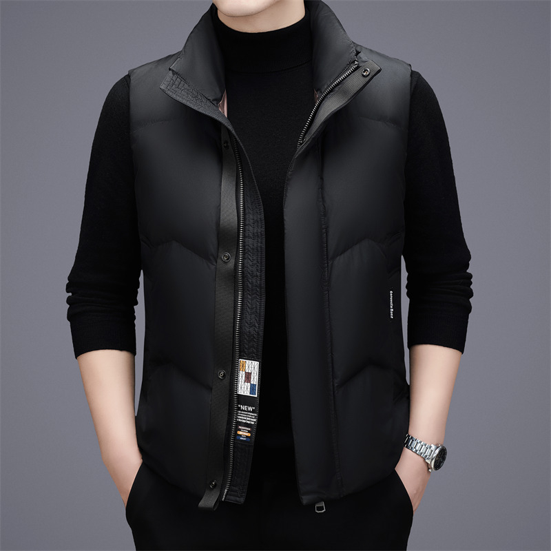 Vīriešu dūnu veste ar stāva apkakli, priekšējais rāvējslēdzējs, 86–90% dūnu saturs, 71–96 g pildījums, rudens–ziemas sezona