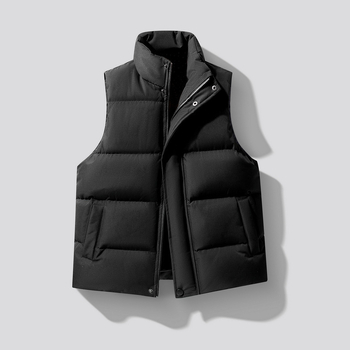 Jaka ar baltiem pīļu spalvām (50%), ārējais poliestera audums, rāvējslēdzējs, stāvošs kakls