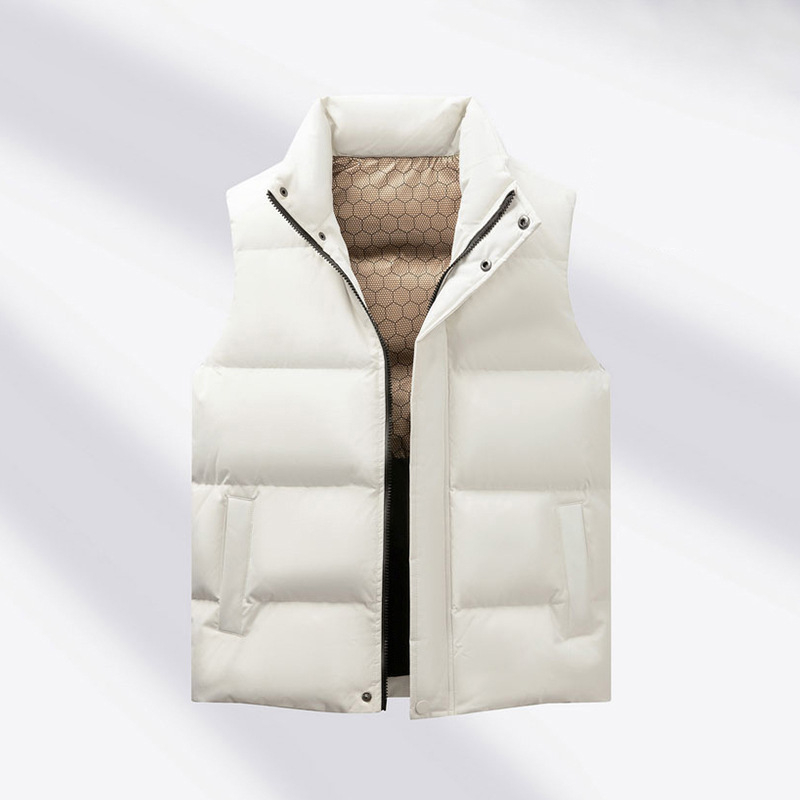 Jaka ar baltiem pīļu spalvām (50%), ārējais poliestera audums, rāvējslēdzējs, stāvošs kakls