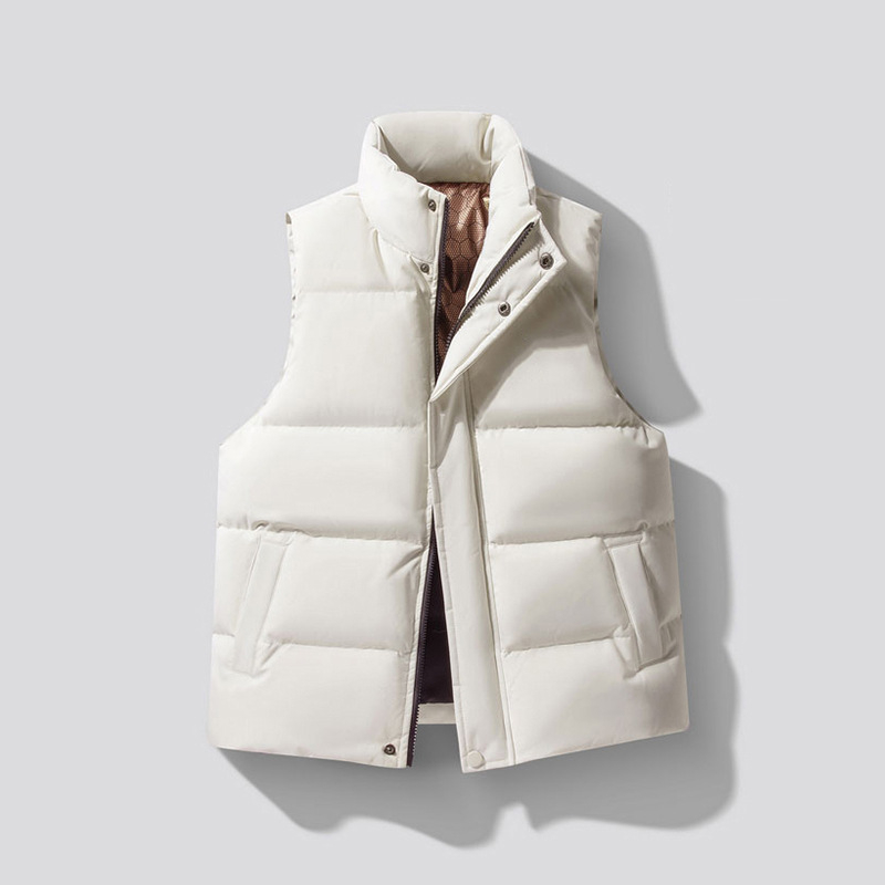 Jaka ar baltiem pīļu spalvām (50%), ārējais poliestera audums, rāvējslēdzējs, stāvošs kakls