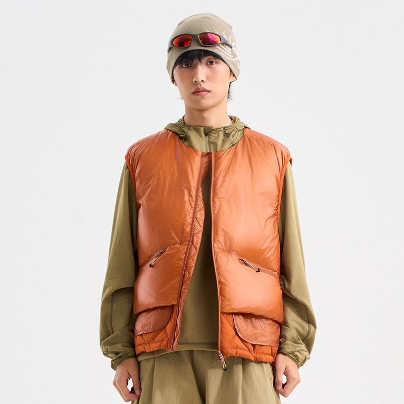 Unisex neilona dūnu veste ar 86–90% balto pīļu dūnu, rāvējslēdzējs, bez apkakles, brīvs piegriezums