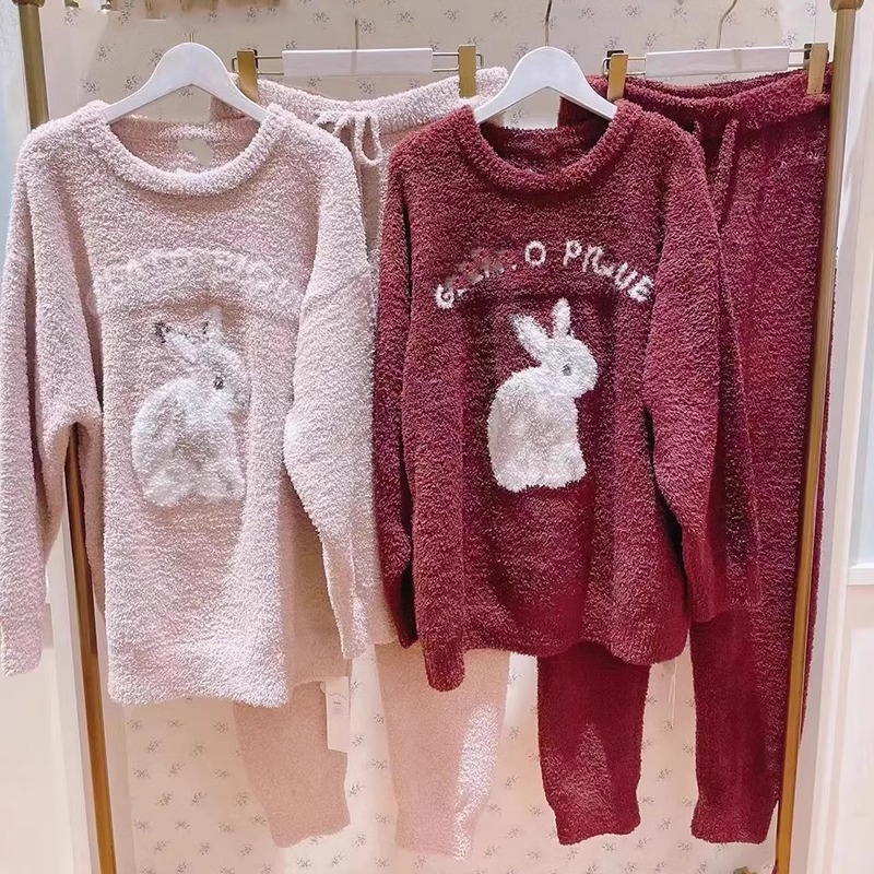 Női félvelúr pizsamaszett, nyuszis mintával, kerek nyakú, hosszú ujjú, nadrággal, meleg és kényelmes otthoni viselet