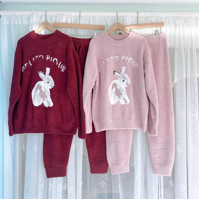 Női félvelúr pizsamaszett, nyuszis mintával, kerek nyakú, hosszú ujjú, nadrággal, meleg és kényelmes otthoni viselet