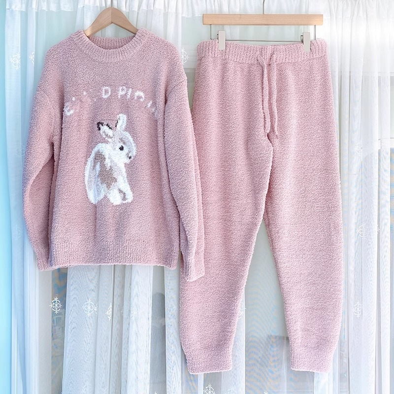 Női félvelúr pizsamaszett, nyuszis mintával, kerek nyakú, hosszú ujjú, nadrággal, meleg és kényelmes otthoni viselet