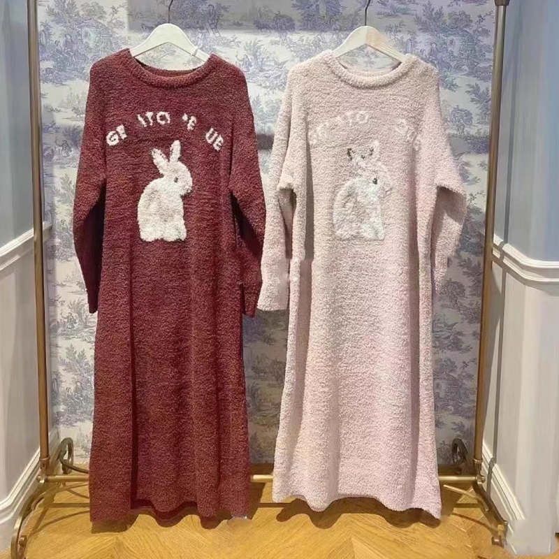 Női félvelúr pizsamaszett, nyuszis mintával, kerek nyakú, hosszú ujjú, nadrággal, meleg és kényelmes otthoni viselet