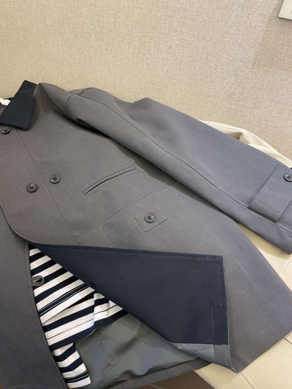 Lyocell i pamuk duga windbreaker jakna, polo ovratnik, ležernog kroja, srednja dužina, prednje zatvaranje na jedan gumb, rukavi s princes krojem, japansko-korejski ležerni stil