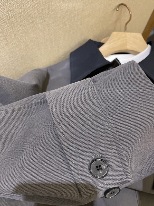 Lyocell i pamuk duga windbreaker jakna, polo ovratnik, ležernog kroja, srednja dužina, prednje zatvaranje na jedan gumb, rukavi s princes krojem, japansko-korejski ležerni stil