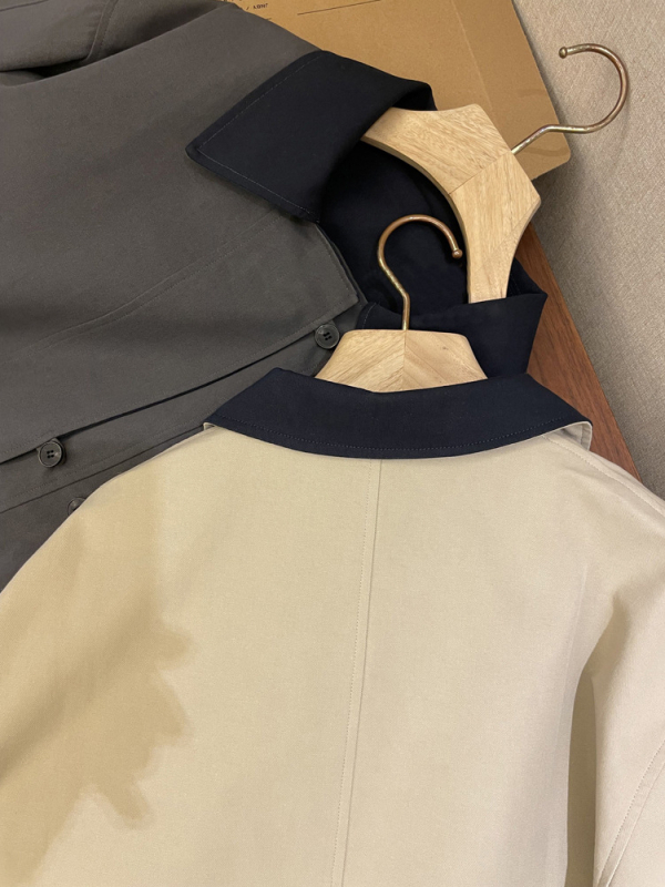 Lyocell i pamuk duga windbreaker jakna, polo ovratnik, ležernog kroja, srednja dužina, prednje zatvaranje na jedan gumb, rukavi s princes krojem, japansko-korejski ležerni stil