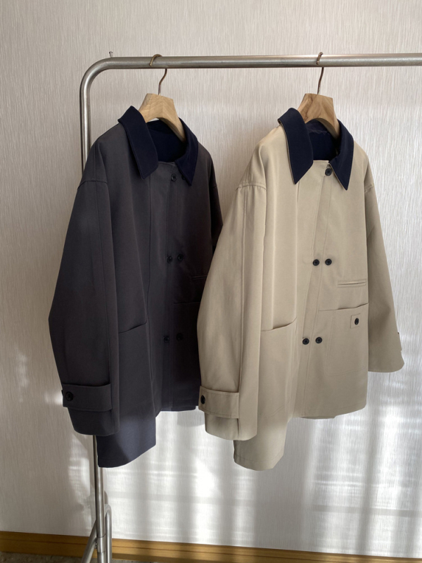 Lyocell i pamuk duga windbreaker jakna, polo ovratnik, ležernog kroja, srednja dužina, prednje zatvaranje na jedan gumb, rukavi s princes krojem, japansko-korejski ležerni stil