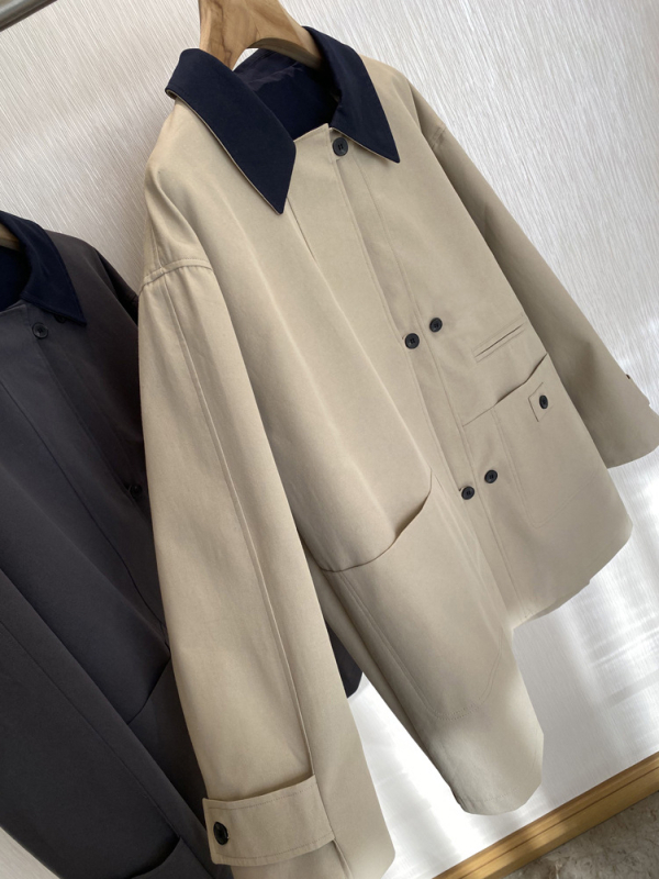 Lyocell i pamuk duga windbreaker jakna, polo ovratnik, ležernog kroja, srednja dužina, prednje zatvaranje na jedan gumb, rukavi s princes krojem, japansko-korejski ležerni stil