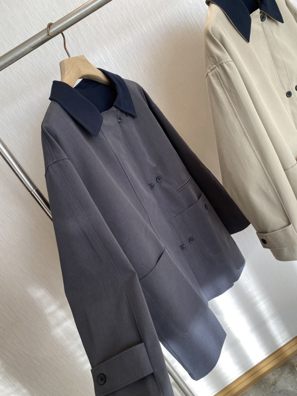 Lyocell i pamuk duga windbreaker jakna, polo ovratnik, ležernog kroja, srednja dužina, prednje zatvaranje na jedan gumb, rukavi s princes krojem, japansko-korejski ležerni stil