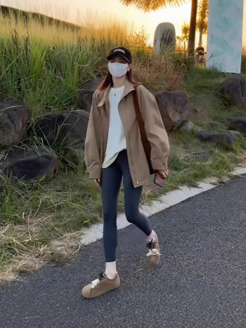 Ženski kratki kaput od poliestera sa stojećim ovratnikom, zatvaranje zipom, slobodan kroj, srednja duljina 65–80 cm