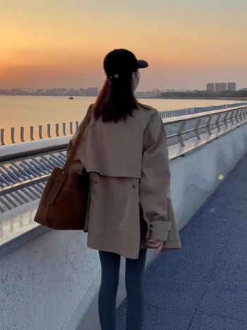 Ženski kratki kaput od poliestera sa stojećim ovratnikom, zatvaranje zipom, slobodan kroj, srednja duljina 65–80 cm