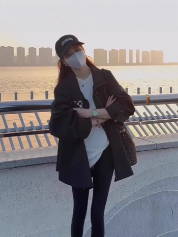 Ženski kratki kaput od poliestera sa stojećim ovratnikom, zatvaranje zipom, slobodan kroj, srednja duljina 65–80 cm