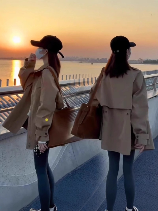 Ženski kratki kaput od poliestera sa stojećim ovratnikom, zatvaranje zipom, slobodan kroj, srednja duljina 65–80 cm