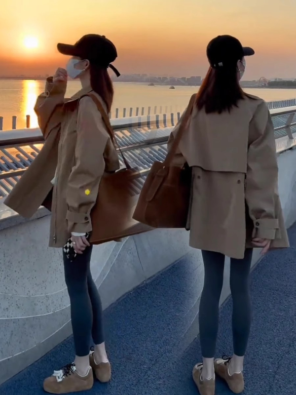 Ženski kratki kaput od poliestera sa stojećim ovratnikom, zatvaranje zipom, slobodan kroj, srednja duljina 65–80 cm