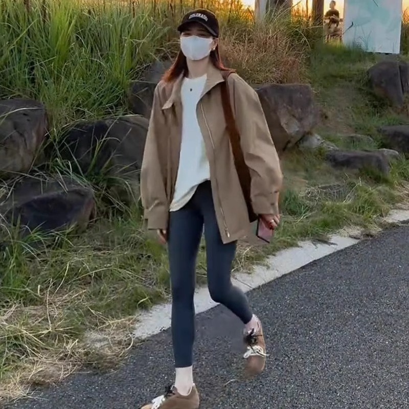 Ženski kratki kaput od poliestera sa stojećim ovratnikom, zatvaranje zipom, slobodan kroj, srednja duljina 65–80 cm