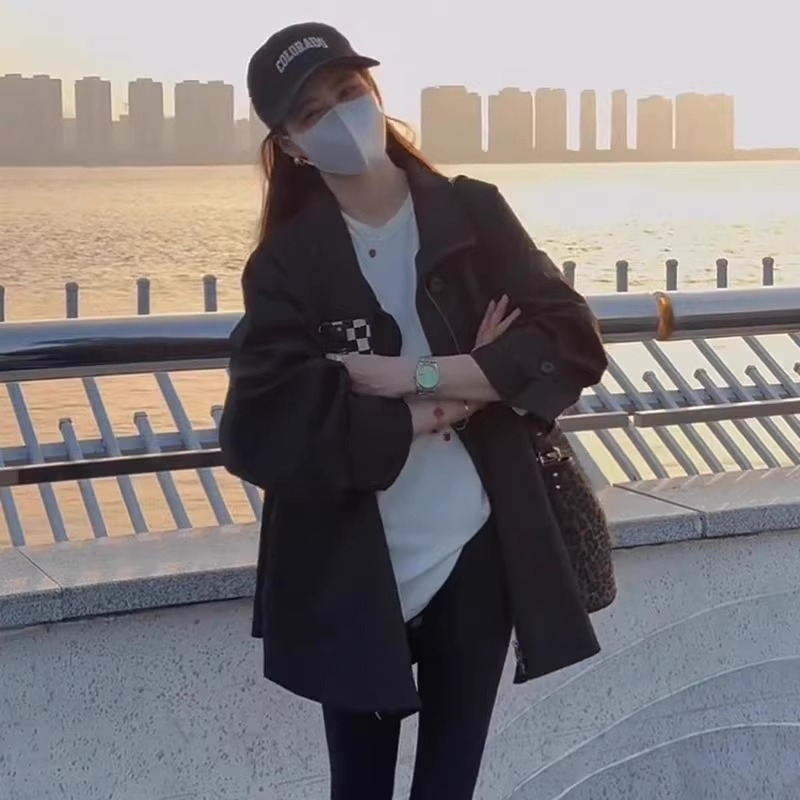 Ženski kratki kaput od poliestera sa stojećim ovratnikom, zatvaranje zipom, slobodan kroj, srednja duljina 65–80 cm