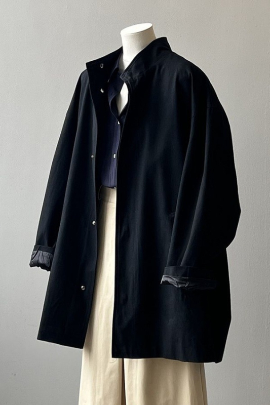 Női munkaruha széldzseki magas állú gallérral, középméretű lazán szabott; chenille anyag 30–50% spandexszel; zsebek és gombok; tavasz 2025