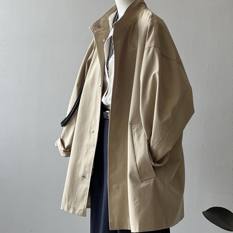 Női munkaruha széldzseki magas állú gallérral, középméretű lazán szabott; chenille anyag 30–50% spandexszel; zsebek és gombok; tavasz 2025