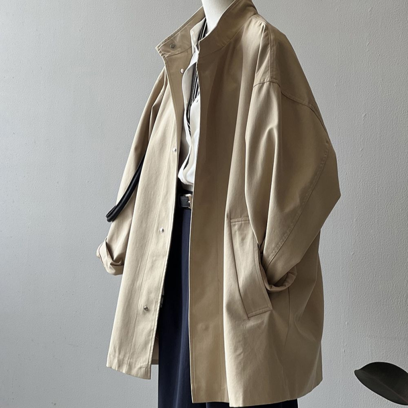 Női munkaruha széldzseki magas állú gallérral, középméretű lazán szabott; chenille anyag 30–50% spandexszel; zsebek és gombok; tavasz 2025