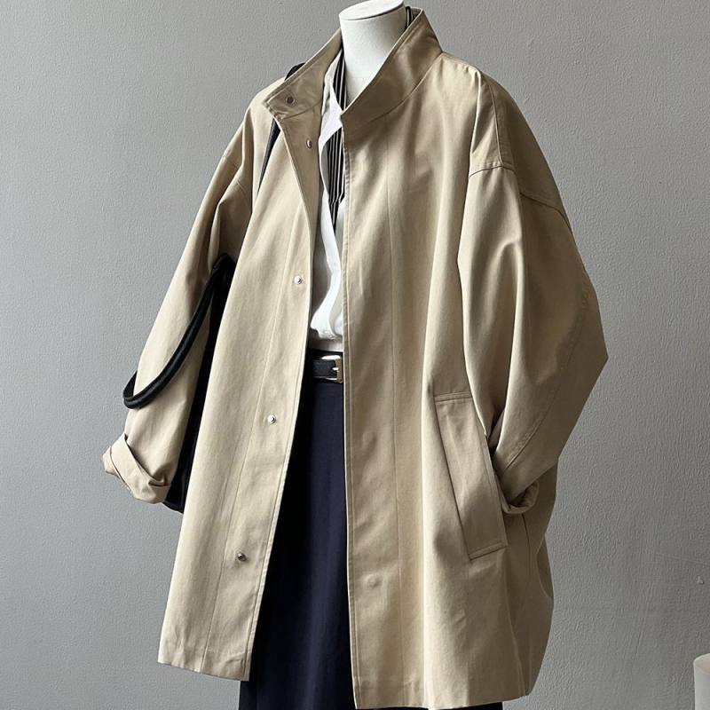 Női munkaruha széldzseki magas állú gallérral, középméretű lazán szabott; chenille anyag 30–50% spandexszel; zsebek és gombok; tavasz 2025