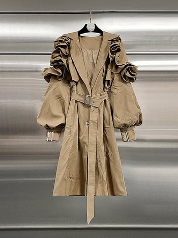 Ženska windbreaker jakna s volanima u struku, poliester-elastanska smjesa, dugačka 80–100 cm, ovratnik tipa sakoa, elegantan gradski stil