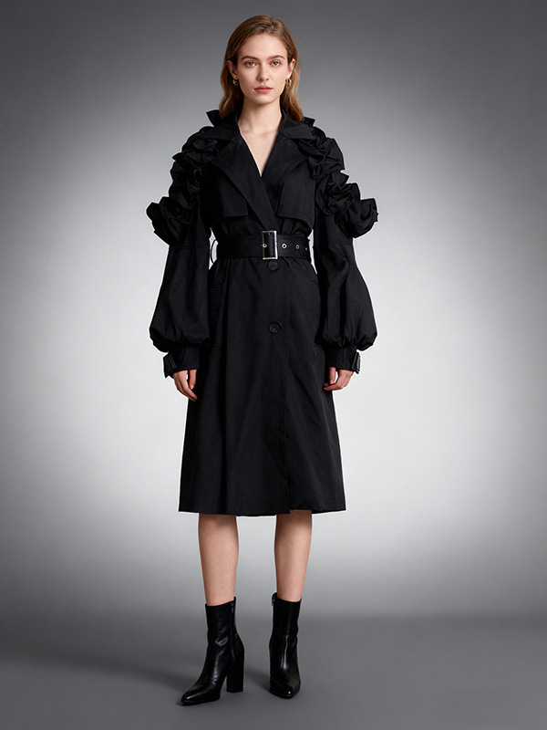 Ženska windbreaker jakna s volanima u struku, poliester-elastanska smjesa, dugačka 80–100 cm, ovratnik tipa sakoa, elegantan gradski stil
