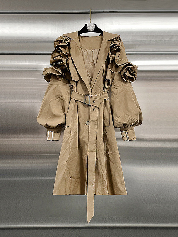 Ženska windbreaker jakna s volanima u struku, poliester-elastanska smjesa, dugačka 80–100 cm, ovratnik tipa sakoa, elegantan gradski stil