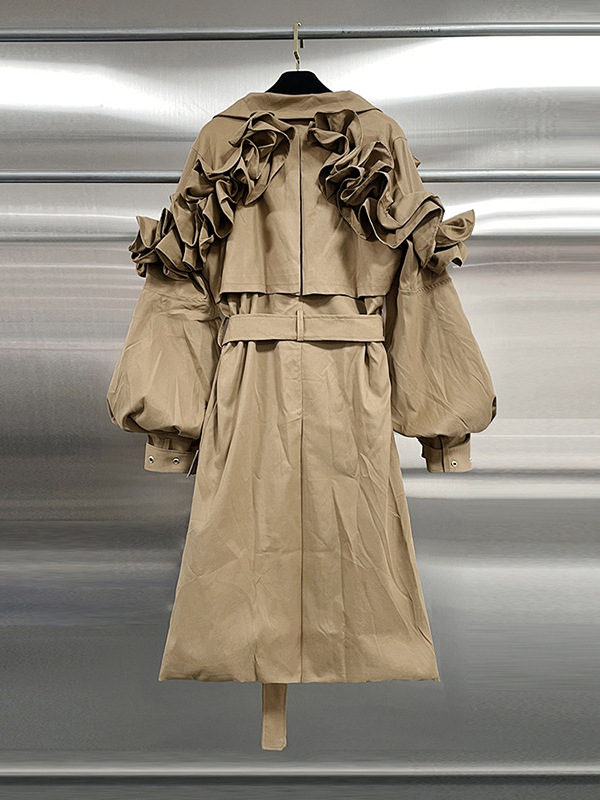 Ženska windbreaker jakna s volanima u struku, poliester-elastanska smjesa, dugačka 80–100 cm, ovratnik tipa sakoa, elegantan gradski stil