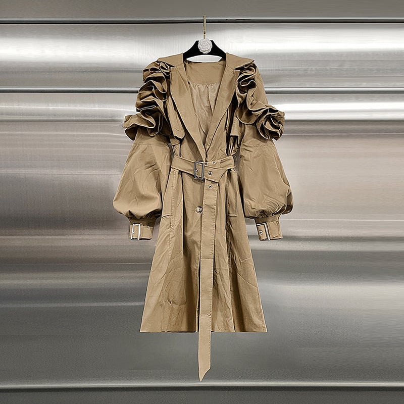 Ženska windbreaker jakna s volanima u struku, poliester-elastanska smjesa, dugačka 80–100 cm, ovratnik tipa sakoa, elegantan gradski stil
