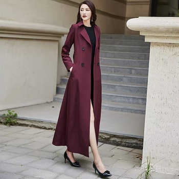 Γυναικείο μακρύ διπλοκουμπωτό παλτό, σε ίσιο εφαρμοστό σχήμα, γιακά κοστουμιού, πολυεστέρας 70–80%, μήκος 80–100 cm.