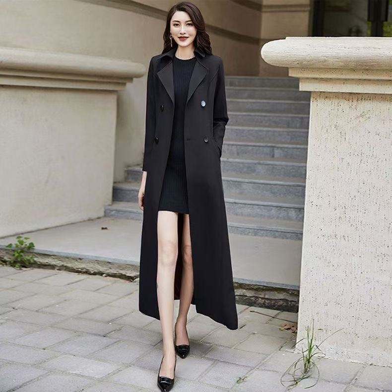 Γυναικείο μακρύ διπλοκουμπωτό παλτό, σε ίσιο εφαρμοστό σχήμα, γιακά κοστουμιού, πολυεστέρας 70–80%, μήκος 80–100 cm.