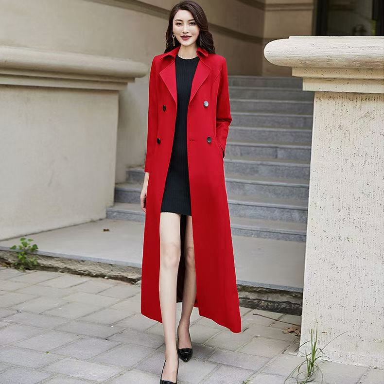 Γυναικείο μακρύ διπλοκουμπωτό παλτό, σε ίσιο εφαρμοστό σχήμα, γιακά κοστουμιού, πολυεστέρας 70–80%, μήκος 80–100 cm.
