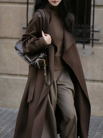 Ženski trench kaput, polo ovratnik, zatvaranje jednim gumom, princes rukavi, slobodan kroj, srednje debljine twill poliester, elegantan gradski stil