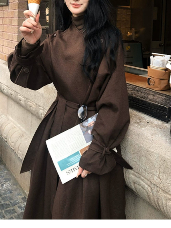 Ženski trench kaput, polo ovratnik, zatvaranje jednim gumom, princes rukavi, slobodan kroj, srednje debljine twill poliester, elegantan gradski stil