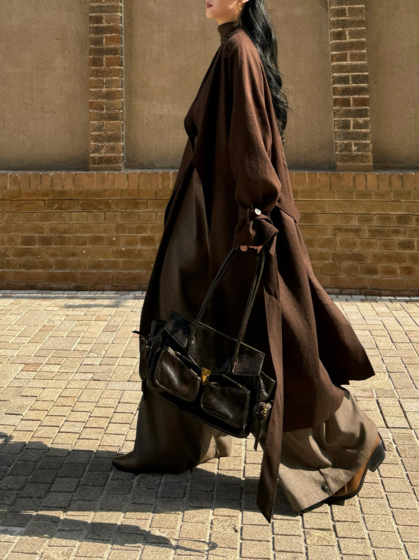 Ženski trench kaput, polo ovratnik, zatvaranje jednim gumom, princes rukavi, slobodan kroj, srednje debljine twill poliester, elegantan gradski stil