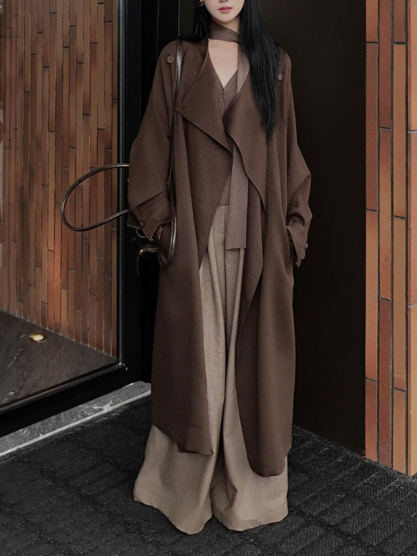 Ženski trench kaput, polo ovratnik, zatvaranje jednim gumom, princes rukavi, slobodan kroj, srednje debljine twill poliester, elegantan gradski stil