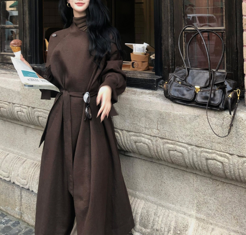 Ženski trench kaput, polo ovratnik, zatvaranje jednim gumom, princes rukavi, slobodan kroj, srednje debljine twill poliester, elegantan gradski stil