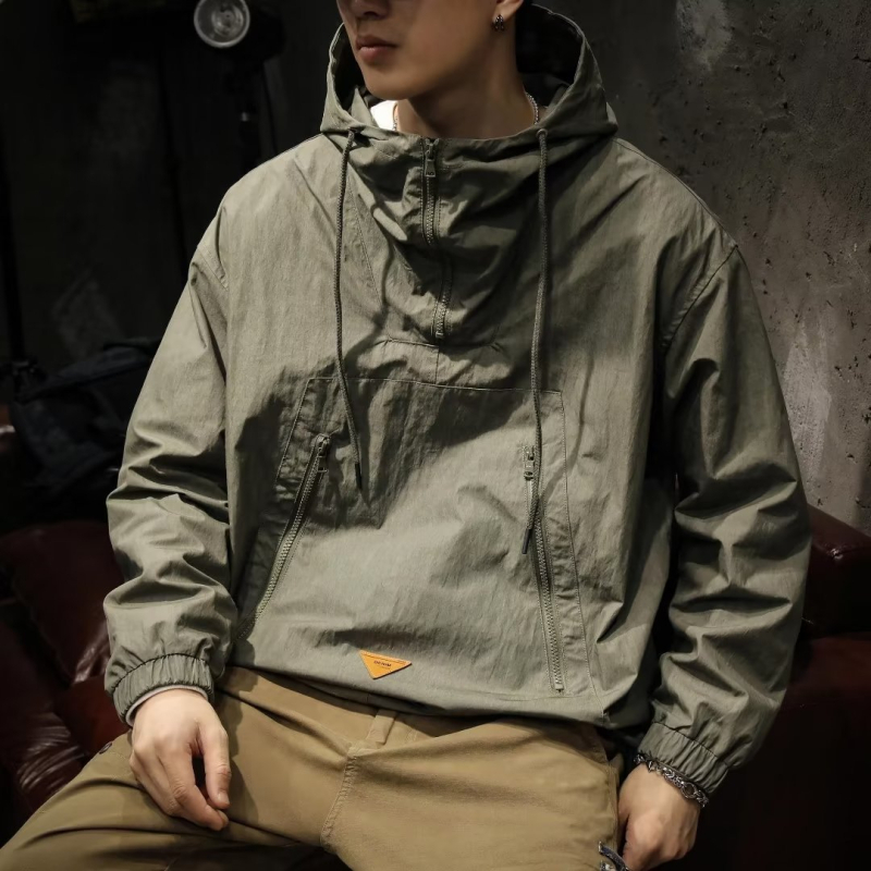 Muška jakna s kapuljačom, casual stil, mješavina pamuka i poliestera, bočni džepovi, zatvaranje puloverom, za proljeće i jesen.