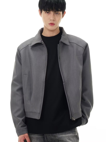 Muška kratka jakna u korejskom stilu, opuštenog kroja, s ovratnikom tipa lapel, zatvara se na zip, 100% poliester