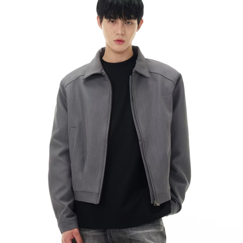 Muška kratka jakna u korejskom stilu, opuštenog kroja, s ovratnikom tipa lapel, zatvara se na zip, 100% poliester