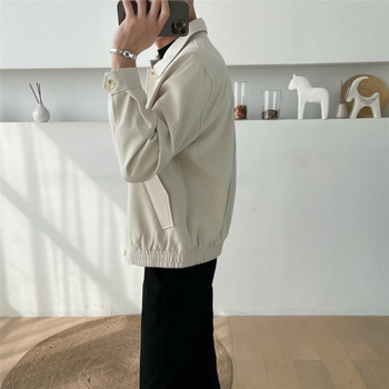 Ανδρικό μπουφάν με γιακά τύπου λαπέλ, κλείσιμο με μία σειρά κουμπιών, κοντό στυλ, ύφασμα από ανάμειξη συνθετικών ινών με επένδυση πολυεστέρα, άνοιξη–φθινόπωρο.