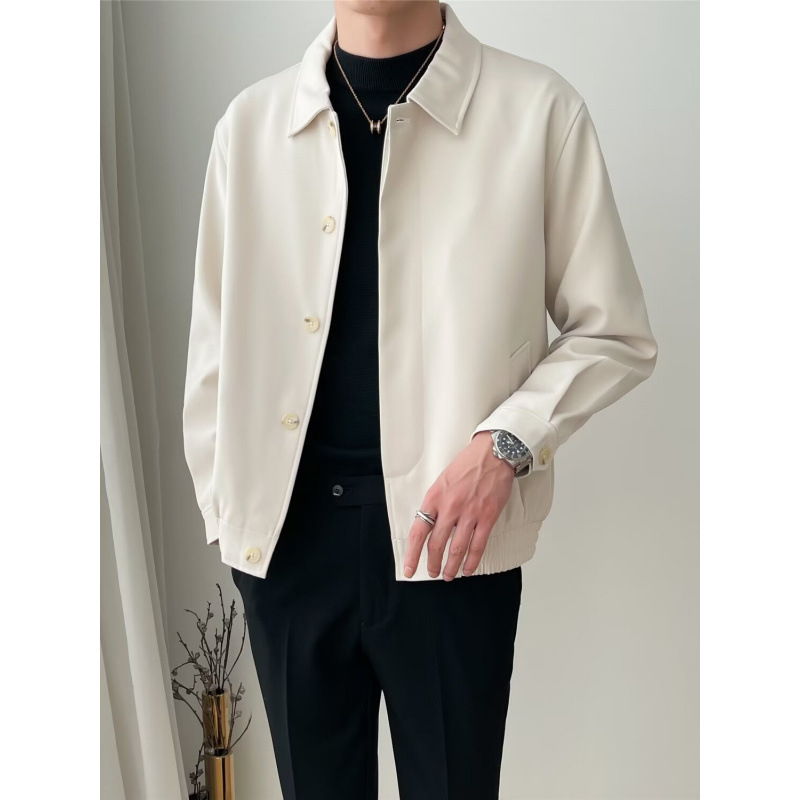 Ανδρικό μπουφάν με γιακά τύπου λαπέλ, κλείσιμο με μία σειρά κουμπιών, κοντό στυλ, ύφασμα από ανάμειξη συνθετικών ινών με επένδυση πολυεστέρα, άνοιξη–φθινόπωρο.