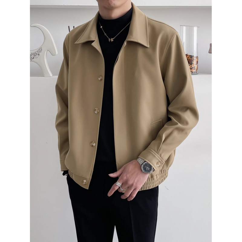 Ανδρικό μπουφάν με γιακά τύπου λαπέλ, κλείσιμο με μία σειρά κουμπιών, κοντό στυλ, ύφασμα από ανάμειξη συνθετικών ινών με επένδυση πολυεστέρα, άνοιξη–φθινόπωρο.