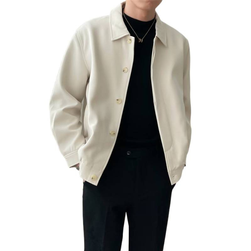 Ανδρικό μπουφάν με γιακά τύπου λαπέλ, κλείσιμο με μία σειρά κουμπιών, κοντό στυλ, ύφασμα από ανάμειξη συνθετικών ινών με επένδυση πολυεστέρα, άνοιξη–φθινόπωρο.