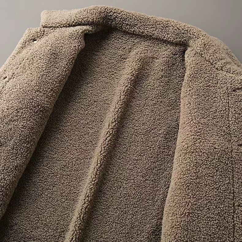 Pánska bunda voľného strihu, vonkajší materiál polyester, podšívka polyester, golier s reverom, predné zapínanie na jednu radu gombíkov